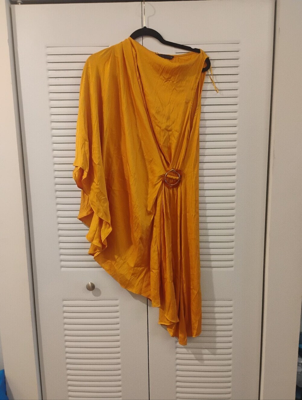 Elegant One-Shoulder Yellow Dress with Waist Ring - Picture 8 of 10